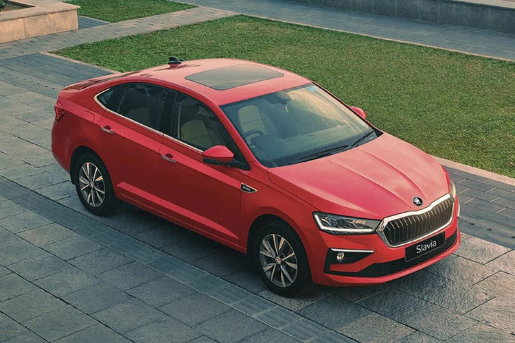 Dự kiến, mẫu xe sedan Skoda Slavia 2025 sẽ chính thức ra mắt thị trường vào tháng 5 hoặc tháng 6/2025, với phiên bản được lắp ráp trong nước – đánh dấu bước chuyển mình chiến lược của thương hiệu đến từ Cộng hòa Séc tại thị trường Việt Nam. Trước đó, vào tháng 3/2025, Skoda Việt Nam từng chia sẻ hình ảnh khuôn viên nhà máy tại Việt Nam, hé lộ sự xuất hiện của Slavia và Kushaq bản CKD.