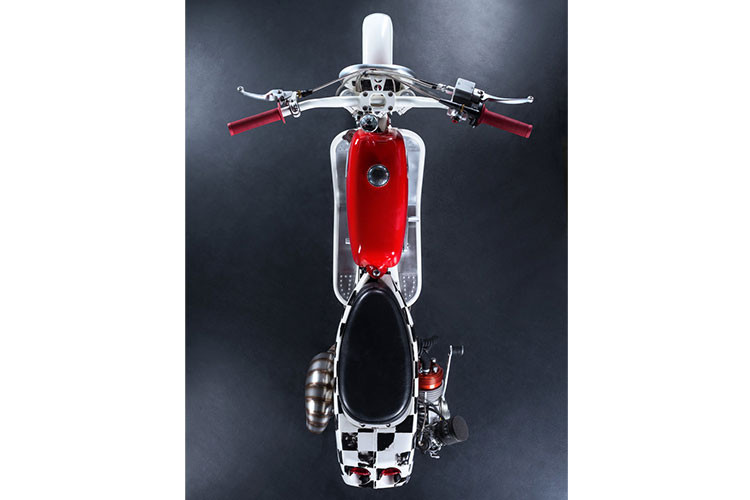 Ngay phía sau bình nhiên liệu là một chỗ ngồi được thiết kế lại cho phù hợp tổng thể của xe. Đối với màu sơn dành cho Escape, Butcher Garage kết hợp màu sắc công ty của SIP (đen, đỏ và trắng) với sự giúp đỡ của Anton Gorbunov về thiết kế, và Ksenia Deryagina về kỹ thuật sơn.