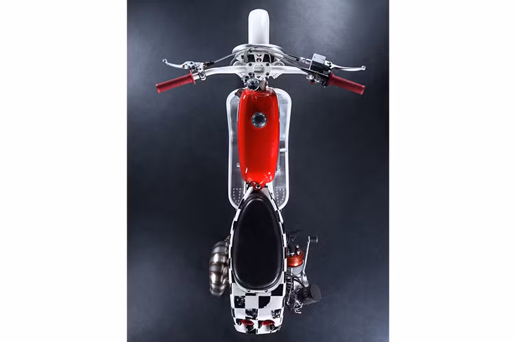 Ngay phía sau bình nhiên liệu là một chỗ ngồi được thiết kế lại cho phù hợp tổng thể của xe. Đối với màu sơn dành cho Escape, Butcher Garage kết hợp màu sắc công ty của SIP (đen, đỏ và trắng) với sự giúp đỡ của Anton Gorbunov về thiết kế, và Ksenia Deryagina về kỹ thuật sơn.