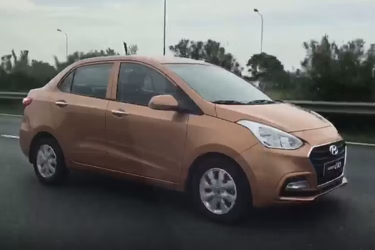 Hình ảnh chiếc xe giá rẻ Hyundai Grand i10 Sedan màu cam chạy trên đường cao tốc Láng - Hòa Lạc vừa qua khiến nhiều người tiêu dùng tại Việt Nam có sự quan tâm đặc biệt. Chiếc xe trong ảnh nếu nhìn kỹ thì chính là phiên bản Hyundai Grand i10 Sedan 2017 đã từng ra mắt tại thị trường Ấn Độ vào hồi tháng 4/2017 vừa qua.