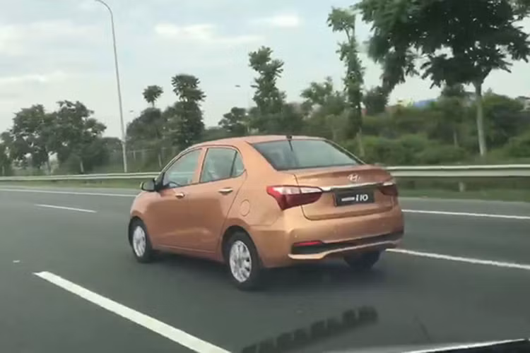 Trước đó, hãng xe Hyundai Thành Công từng tuyên bố sẽ lắp ráp dòng xe giá rẻ Grand i10 tại Việt Nam trong năm nay. Do đó, nhiều người tin rằng chiếc xe trong ảnh chính là mẫu Hyundai Grand i10 Sedan 2017 lắp ráp tại Việt Nam và đang trong quá trình thử nghiệm để chuẩn bị ra mắt.