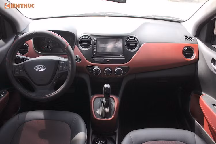 Dự đoán bên trong nội thất của mẫu Grand i10 sedan 2017 sẽ không có sự thay đổi về mặt thiết kế so với bản hatchback. Trang bị bao gồm hệ thống thông tin giải trí với màn hình 7 inch và kết nối smartphone Apple CarPlay/Android Auto, định vị... các vật liệu như vải nỉ, giả da và nhựa cứng (Ảnh: nội thất bản i10 hatchback 2017).