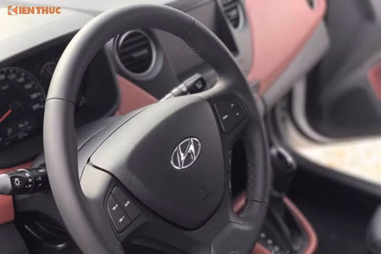 Hyundai Grand i10 Sedan 2017 có thể cũng sẽ được cung cấp vô lăng tích hợp phím chức năng, giá đỡ điện thoại thông minh kèm sạc, ổ điện cho hàng ghế sau và đèn báo cấp số trên bảng đồng hồ. Cuối cùng là 2 túi khí tiêu chuẩn, cửa gió điều hòa và bệ tì tay trung tâm tích hợp giá đỡ cốc cho hàng ghế sau, khoang hành lý 407 lít...