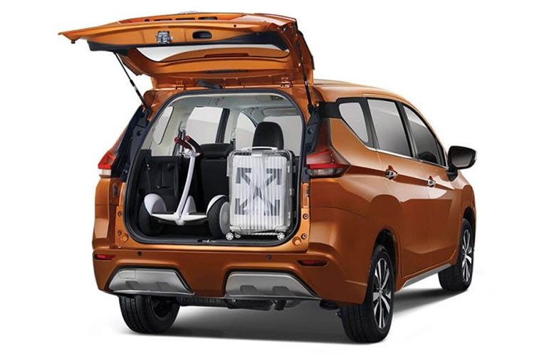 "Trái tim" của Nissan Livina 2019 là khối động cơ xăng 4 xi-lanh, dung tích 1,5 lít, sản sinh công suất tối đa 104 mã lực và mô-men xoắn cực đại 141 Nm tại tua máy 4.000 vòng/phút. Sức mạnh được truyền tới bánh thông qua hộp số sàn 5 cấp và tự động 4 cấp. Đây là hệ thống động cơ được bê nguyên từ Mitsubishi Xpander sang.