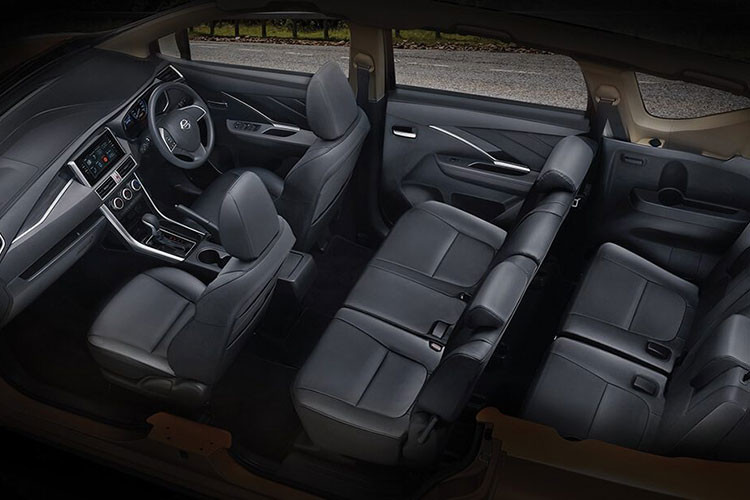 Thêm vào đó là màn hình màu đa thông tin sau vô lăng, camera lùi, mở cửa không cần chìa khóa, nút bấm khởi động máy, vô lăng gật gù và ổ điện 12 V cho cả 3 hàng ghế. Riêng bản tiêu chuẩn của mẫu MPV cỡ nhỏ này không có cửa gió điều hòa phía sau và radio.