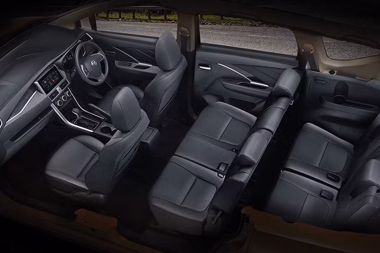 Thêm vào đó là màn hình màu đa thông tin sau vô lăng, camera lùi, mở cửa không cần chìa khóa, nút bấm khởi động máy, vô lăng gật gù và ổ điện 12 V cho cả 3 hàng ghế. Riêng bản tiêu chuẩn của mẫu MPV cỡ nhỏ này không có cửa gió điều hòa phía sau và radio.