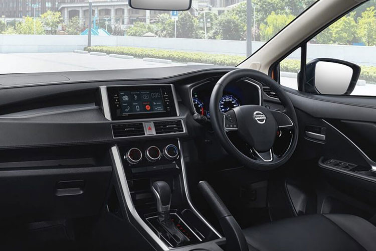 Bên trong của mẫu xe MPV Nissan Livina 2019 là không gian nội thất màu đen với những trang bị đáng chú ý như màn hình cảm ứng với kích thước 7 inch, tương thích Apple CarPlay và Android Auto vốn không hề được trang bị cho "đối thủ" Mitsubishi Xpander.