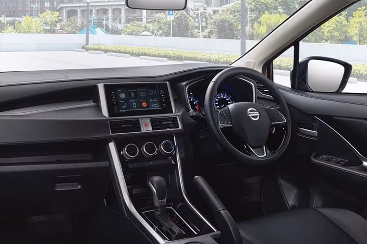Bên trong của mẫu xe MPV Nissan Livina 2019 là không gian nội thất màu đen với những trang bị đáng chú ý như màn hình cảm ứng với kích thước 7 inch, tương thích Apple CarPlay và Android Auto vốn không hề được trang bị cho "đối thủ" Mitsubishi Xpander.