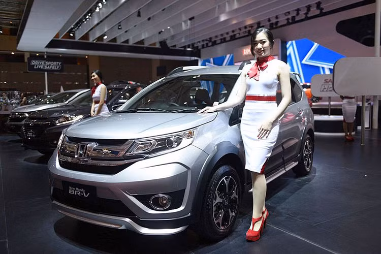  MPV Honda BR-V mới lai Crossover không còn lạ lẫm đối với người tiêu dùng. Tuy nhiên, việc Honda mang BR-V tới trưng bày tại triển lãm Bangkok International Motor Show 2019 đang diễn ra ở Thái Lan đã "hé lộ" rằng mẫu xe này cũng sắp được mang về Việt Nam để làm đối trọng trực tiếp với 2 cái tên sừng sỏ Mitsubishi Xpander và Toyota Rush.