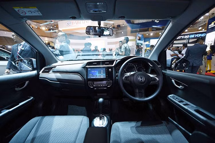 Bước vào không gian nội thất, Honda BR-V vẫn duy trì phong cách thiết kế cách tối giản và thực dụng. Các chi tiết thừa được lược bỏ đi tối đa. Vô-lăng 3 chấu tích hợp các nút bấm với thiết kế hình chữ T cứng cáp. Phía sau vô-lăng là cụm đồng hồ công-tơ-mét dạng analog.