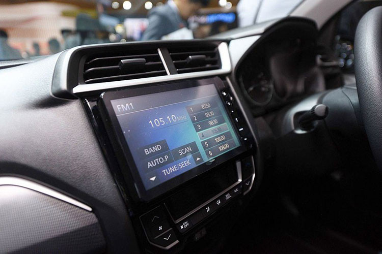 Thêm vào đó, Honda còn trang bị trên BR-V hệ thống điều hoà tự động với 2 dàn lạnh, hệ thống âm thanh 4 loa cùng ổ điện 12V... Các trang bị an toàn trên Honda BR-V cũng khá đơn giản với hệ thống chống bó cứng phanh ABS, hệ thống cân bằng điện tử và khởi dành ngang dốc. Ngoài ra còn có 2 túi khí ở hàng ghế phía trước.