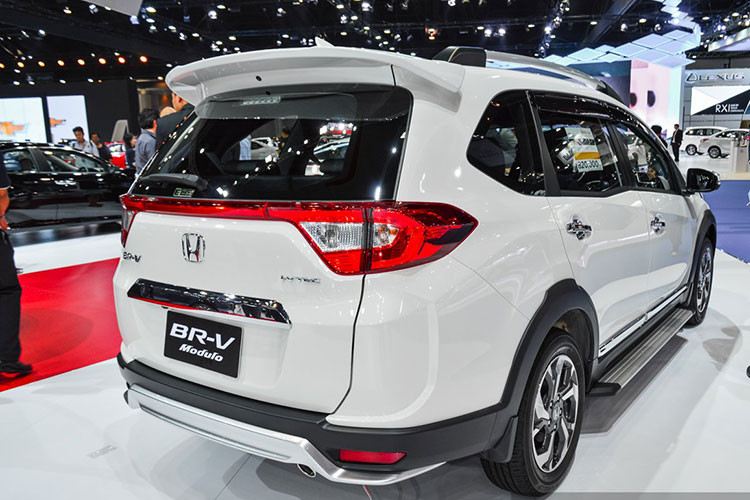 Đuôi xe của Honda BR-V 2019 mới được thiết kế khá đơn giản với cụm đèn hậu nối liền với nhau bởi một dải đèn Led. Đây là phong cách thiết kế của các hãng xe hơi trong giai đoạn gần đây và nó mang đến diện mạo hiện đại và cuốn hút hơn cho phần đuôi xe.