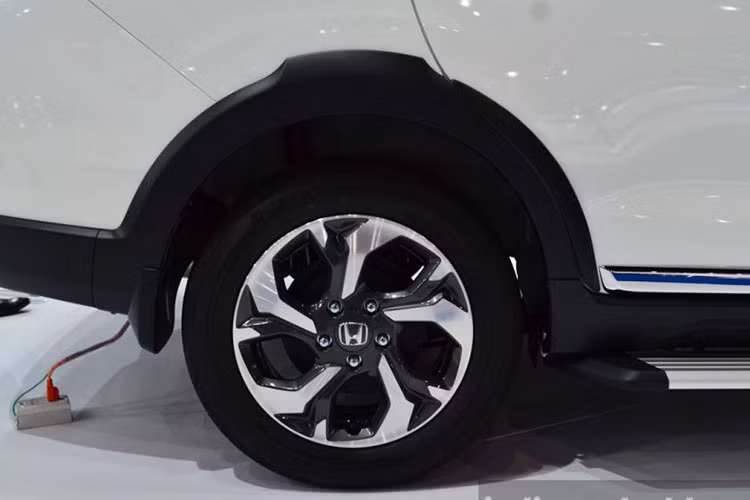 Trọng lượng khô cua xe là 1.210 kg. Xét về kích thước so với các đối thủ như Xpander và Rush thì Honda BR-V nhỏ hơn Xpander và lớn hơn Rush. Xe sử dụng bộ mâm 5 chấu kép hình cánh quạt đặc trưng của Honda với kích thước 16 inch.