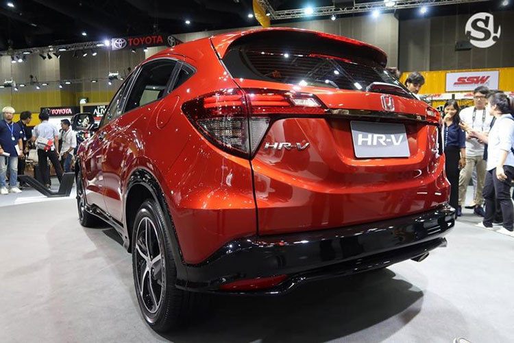 Ở phía sau Honda HR-V 2018 xuất hiện thanh crôm khá mảnh nằm giữa cụm đèn hậu. Bản thân tạo hình bên trong cụm đèn hậu cũng được làm mới, thành dạng 2 ống LED. Phía thân xe sở hữu phần tay nắm cửa ở cột C cùng những đường gân nổi từ cột chạy cắt qua phần cửa trước mang dáng vẻ thể thao và khí động học.