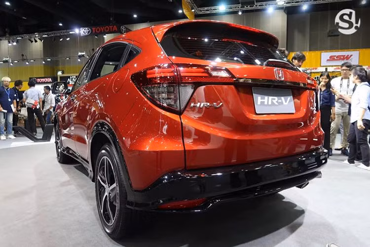 Ở phía sau Honda HR-V 2018 xuất hiện thanh crôm khá mảnh nằm giữa cụm đèn hậu. Bản thân tạo hình bên trong cụm đèn hậu cũng được làm mới, thành dạng 2 ống LED. Phía thân xe sở hữu phần tay nắm cửa ở cột C cùng những đường gân nổi từ cột chạy cắt qua phần cửa trước mang dáng vẻ thể thao và khí động học.