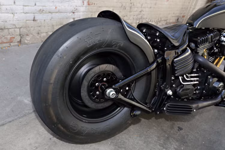 Lốp sau Mickey Thompson có kích thước lớn được sơn màu đen. Vành xe nhỏ. Bánh trước có kích thước 23 inch. Tất cả những chi tiết này khiến cho chiếc xe nhìn hầm hố hơn.