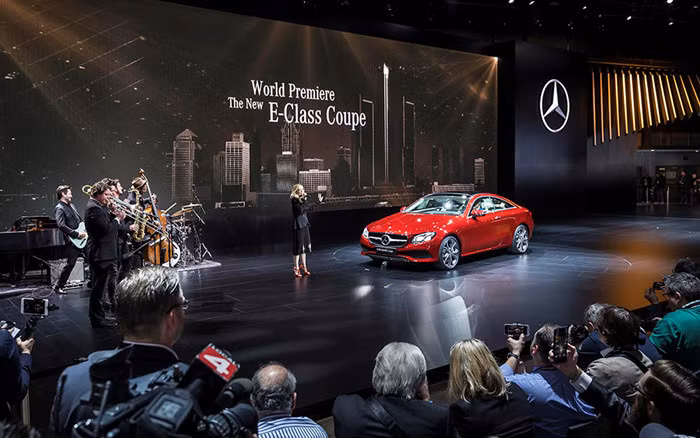 Mặc dù thông tin về mẫu xe mới đã được công bố từ giữa tháng 12/2016, song sàn triển lãm ô tô quốc tế Bắc Mỹ NAIAS 2017 là nơi để Mercedes-Benz ra mắt công chúng thế giới mẫu mẫu xe Mercedes E-Class Coupe 2018 thế hệ hoàn toàn mới.