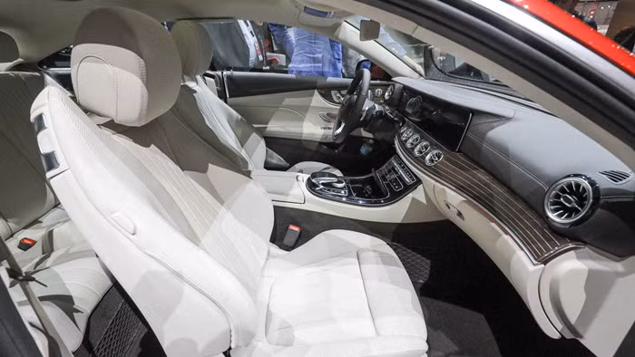 Dựa trên ngôn ngữ Sensual Purity, khoang nội thất của E-Class Coupe hướng đến một không gian mở nhờ việc bố trí thông minh các cụm điều khiển và sử dụng các vật liệu cao cấp như da, gỗ, hợp kim nhôm tùy từng phiên bản. Một lần nữa, thiết kế nội thất của xe lại gợi nhớ về dòng sedan cao cấp nhất hiện nay của Mercedes là S-Class.