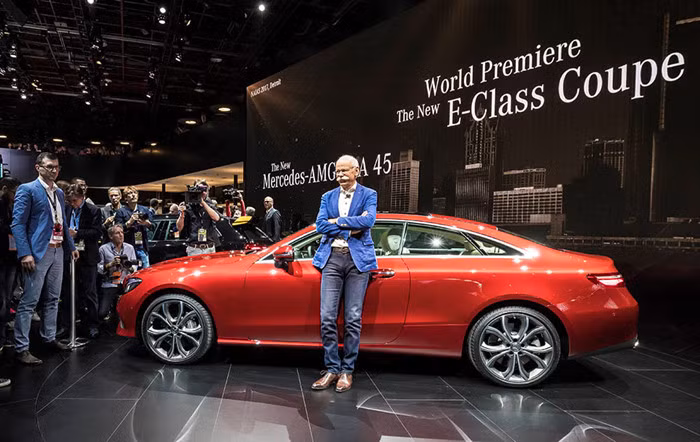 Mercedes E 400 4MATIC cũng là bản mạnh mẽ nhất. Xe sử dụng động cơ xăng tăng áp V6 3.0L đạt công suất 333 mã lực tại 5.250-6.000v/ph, mô-men xoắn cực đại 480Nm tại 1.600-4.000v/ph, hộp số tự động 9 cấp và dẫn động 4 bánh toàn thời gian 4MATIC, cho phép xe tăng tốc 0-100km/h chỉ mất 5,3 giây, vận tốc tối đa giới hạn điện tử ở 250km/h.