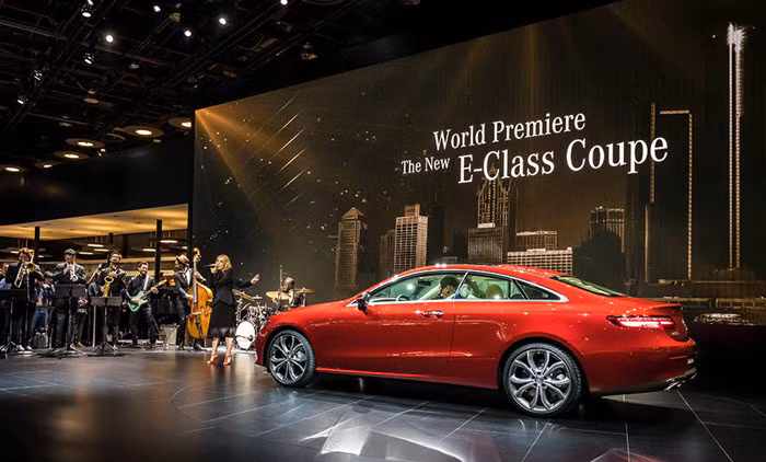 Đúng như dự đoán, E-Class Coupe thế hệ mới sở hữu phần đuôi quen thuộc, đã xuất hiện trên các dòng coupe khác của Mercedes như đèn pha kép hay cụm ống xả kép. Cản sau của xe cũng có thiết kế thể thao và ấn tượng hơn hẳn so với thế hệ cũ. 