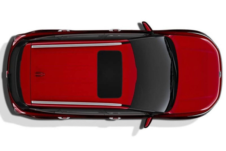 Đằng sau, Kia Seltos được trang bị cụm đèn hậu LED có thiết kế tương đồng với đèn pha. Nối giữa cụm đèn pha là một dải mạ crôm tích hợp logo của hãng Kia. Bên dưới là hai góc cản sau được dập lõm và tích hợp đèn phản quang/đèn sương mù sau. Trong khi đó, bộ khuếch tán táo bạo và 2 ống xả mang đến vẻ rắn rỏi hơn cho mẫu SUV cỡ B của Kia.