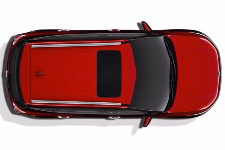 Đằng sau, Kia Seltos được trang bị cụm đèn hậu LED có thiết kế tương đồng với đèn pha. Nối giữa cụm đèn pha là một dải mạ crôm tích hợp logo của hãng Kia. Bên dưới là hai góc cản sau được dập lõm và tích hợp đèn phản quang/đèn sương mù sau. Trong khi đó, bộ khuếch tán táo bạo và 2 ống xả mang đến vẻ rắn rỏi hơn cho mẫu SUV cỡ B của Kia.