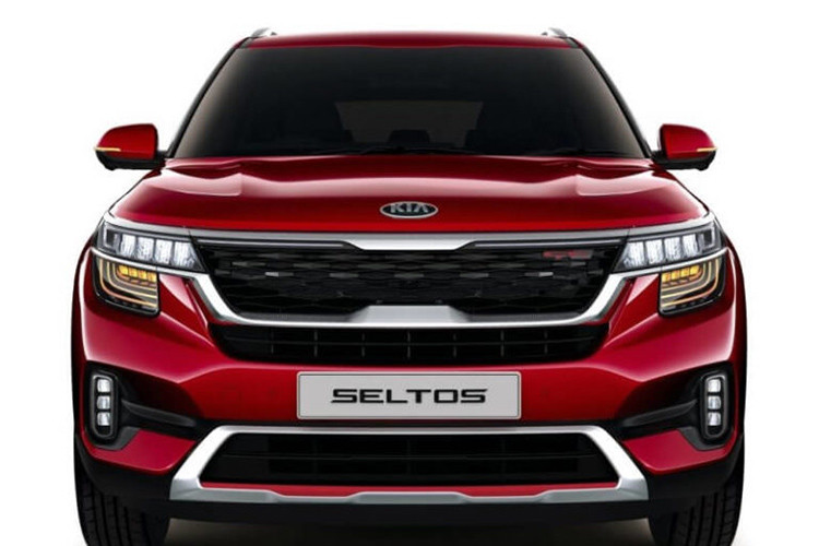 Mẫu xe SUV Kia Seltos mới gần như đã giữ lại phần lớn những chi tiết độc đáo nhất của SP Signature Concept ở thiết kế đầu xe, bao gồm cụm đèn pha LED thanh mảnh, nối liền với lưới tản nhiệt "miệng hùm" đặc trưng, và đèn báo rẽ đa lớp 3D. Tuy nhiên, so với phiên bản concept, đèn pha trên Kia Seltos có thiết kế lớn hơn.