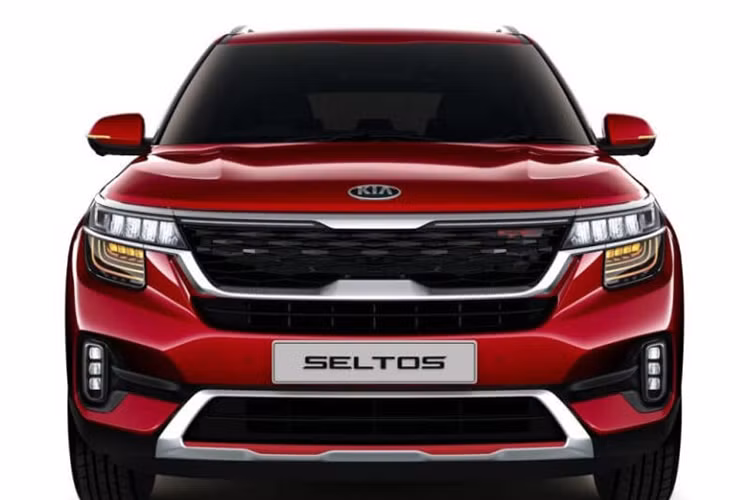 Mẫu xe SUV Kia Seltos mới gần như đã giữ lại phần lớn những chi tiết độc đáo nhất của SP Signature Concept ở thiết kế đầu xe, bao gồm cụm đèn pha LED thanh mảnh, nối liền với lưới tản nhiệt "miệng hùm" đặc trưng, và đèn báo rẽ đa lớp 3D. Tuy nhiên, so với phiên bản concept, đèn pha trên Kia Seltos có thiết kế lớn hơn.