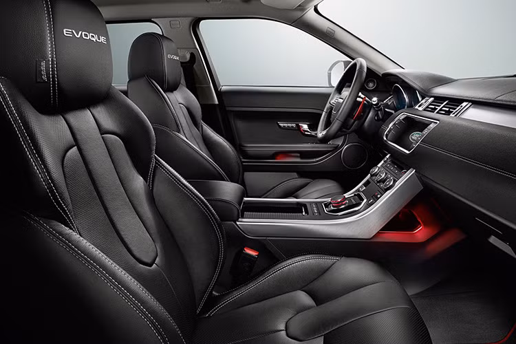 Các vật liệu mềm mại hơn cũng được bổ sung cho nội thất của xe nhằm mang đến sự thoải mái tối đa cho người sử dụng. Ngoài ra, xe cũng có sẵn 3 tuỳ chọn màu da Ebony Black, Espresso và Lunar.