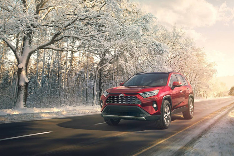 Trên mẫu xe hoàn toàn mới nay đã góc cạnh hơn, thời trang hơn và cũng trẻ trung không kém các đối thủ. Xe vận hành trên platform hoàn toàn mới TNGA K tương tự như Camry và Avalon. Hãng xe Nhật Bản khẳng định khung gầm cứng vững hơn 57% so với phiên bản hiện hành.