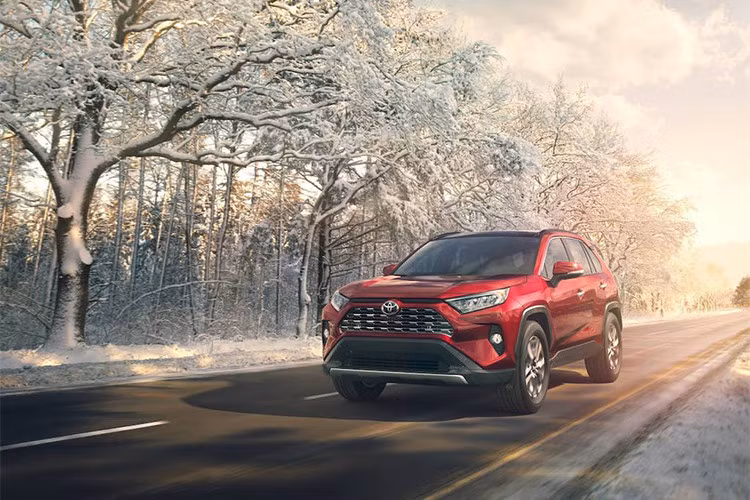 Trên mẫu xe hoàn toàn mới nay đã góc cạnh hơn, thời trang hơn và cũng trẻ trung không kém các đối thủ. Xe vận hành trên platform hoàn toàn mới TNGA K tương tự như Camry và Avalon. Hãng xe Nhật Bản khẳng định khung gầm cứng vững hơn 57% so với phiên bản hiện hành.