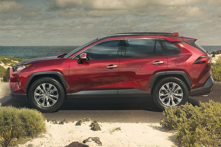 Mẫu SUV Toyota RAV4 hoàn toàn mới dựa trên nền tảng cấu trúc toàn cầu của TTNGA giúp xe tăng diện tích sử dụng bên trong nhưng vẫn giữ được sự nhỏ gọn như các phiên bản trước. Phần đầu xe sở hữu lưới tản nhiệt mới sang trọng hơn, cụm đèn pha dạng led, cản trước được làm mới...