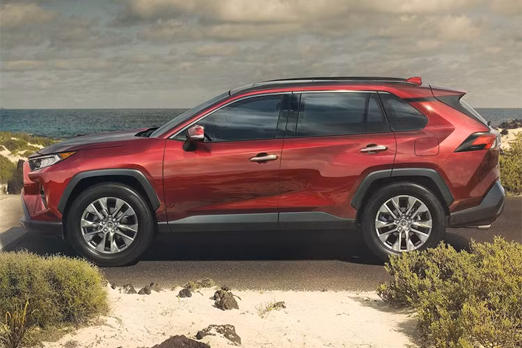 Mẫu SUV Toyota RAV4 hoàn toàn mới dựa trên nền tảng cấu trúc toàn cầu của TTNGA giúp xe tăng diện tích sử dụng bên trong nhưng vẫn giữ được sự nhỏ gọn như các phiên bản trước. Phần đầu xe sở hữu lưới tản nhiệt mới sang trọng hơn, cụm đèn pha dạng led, cản trước được làm mới...