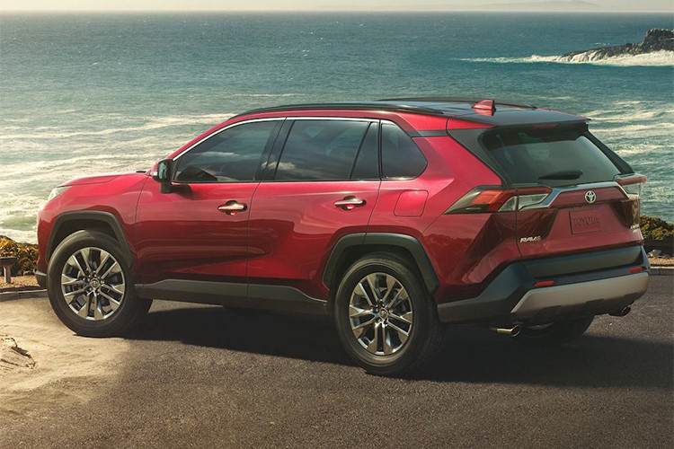 Thiết kế mới cũng giúp Rav4 2019 dễ dàng di chuyển trong những khu đô thị chật hẹp, đông đúc. Đuôi xe với cản sau nâng cao thể thao và mạnh mẽ hơn, phía dưới gầm là hệ thống hai ống xả. Thân xe thiết kế khí động học, mâm xe đa chấu 19 inch, kèm bộ lốp kích cỡ 235/55R19 và 8,6 inch giải phóng mặt bằng, gương chiếu hậu tích hợp đèn báo led...