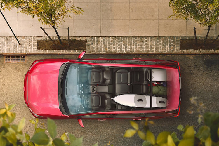 Sức mạnh của xe đến từ khối động cơ xăng 4 xi-lanh, dung tích 2.5 lít hút khí tự nhiên, sản sinh ra công suất 230 hp và mô-men xoắn 184 lb-ft, được kết hợp độc quyền với hộp số tự động 8 cấp. Toyota tuyên bố xe có khả năng từ 0 đến 96 km/h trong 8,2 giây. Kết hợp với động cơ trên là một động cơ điện có công suất 54 hp.