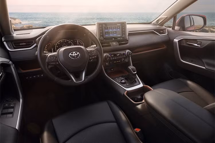 Nội thất của Rav4 mới cũng mang phong cách hiện đại hơn. Ngoài các chi tiết được bọc da, nó còn có cụm màn hình tách biệt ra khỏi mặt táp lô với màn hình cảm ứng tiêu chuẩn 7 inch, tuỳ chọn 8 inh. Hệ thống đa phương tiện với công nghệ Entune 3.0 mới tích hợp Apple CarPlay cùng truy cập rảnh tay Amazone Alexa, kết nối Wifi và âm thanh JBL...