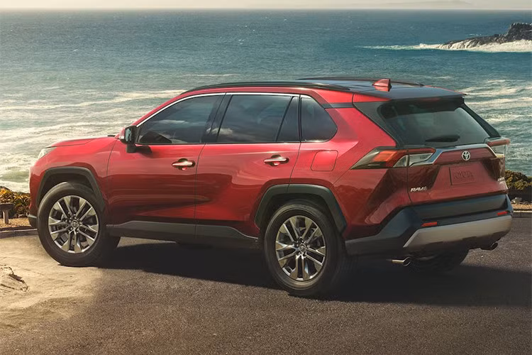 Thiết kế mới cũng giúp Rav4 2019 dễ dàng di chuyển trong những khu đô thị chật hẹp, đông đúc. Đuôi xe với cản sau nâng cao thể thao và mạnh mẽ hơn, phía dưới gầm là hệ thống hai ống xả. Thân xe thiết kế khí động học, mâm xe đa chấu 19 inch, kèm bộ lốp kích cỡ 235/55R19 và 8,6 inch giải phóng mặt bằng, gương chiếu hậu tích hợp đèn báo led...