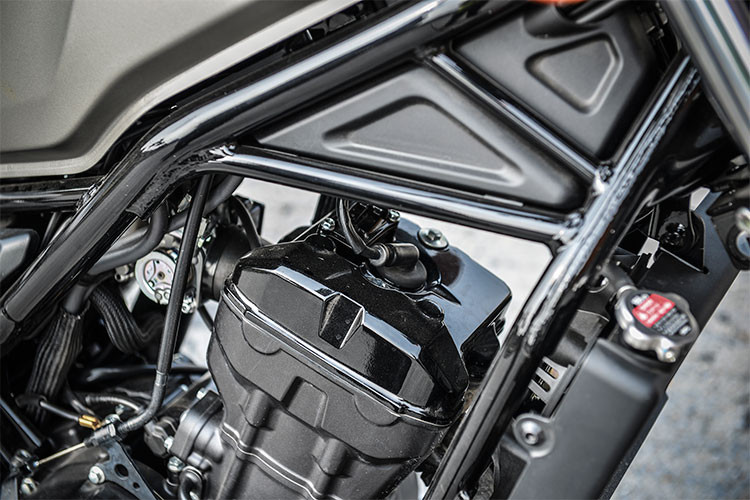 So với thế hệ Rebel đầu tiên, chiếc xe cũng có mức tiêu thụ nhiên liệu thấp hơn hẳn khi chỉ tiêu tốn trung bình khoảng 4,5 lít/100 km (theo công bố từ nhà sản xuất) ở điều kiện đường hỗn hợp và chở 2 người. Bên cạnh đó với dung tích 300cc, nó được xem là phù hợp với đa dạng người chơi môtô phân khối lớn.