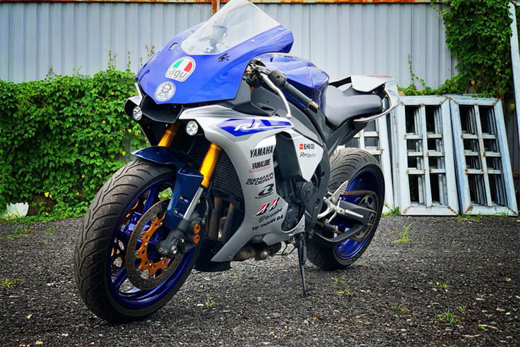 Cung cấp sức mạnh cho siêu môtô Yamaha YZF-R1 độ này sẽ vẫn là khối động cơ DOHC 4 xi-lanh thẳng hàng 999cc cross-plane nguyên bản, có công suất 180 mã lực và mô-men xoắn cực đại khoảng 100 Nm nhưng được dọn dẹp và làm mới lại hoàn hảo hơn cho người sử dụng.