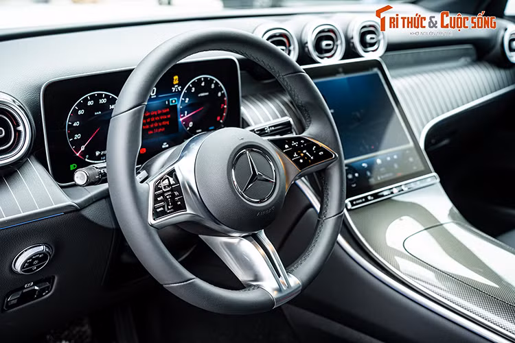 Trong khi đó phiên bản GLC 300 4MATIC lại mang theo trải nghiệm đậm chất thể thao và năng động hơn. Phiên bản cao cấp nhất của GLC thế hệ mới sở hữu gói nội thất thể thao AMG cùng vô lăng 3 chấu thiết kế bọc da nappa cao cấp, bề mặt táp-lô &amp; viền cửa sổ bọc da Artico.