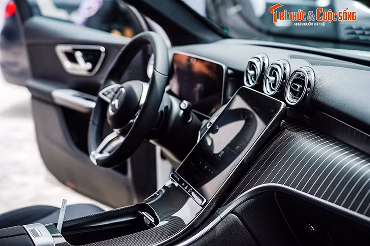 Vào bên trong, Mercedes-Benz GLC 2023 như một sự "lột xác" so với thế hệ cũ với hàng loạt thay đổi về thiết kế cũng như công nghệ. Phiên bản GLC 200 4MATIC sở hữu gói thiết kế nội thất Avantgarde với các chi tiết trang trí viền chrome mang theo sự cuốn hút sang trọng đi cùng vô lăng 3 chấu bọc da có thiết kế thể thao.