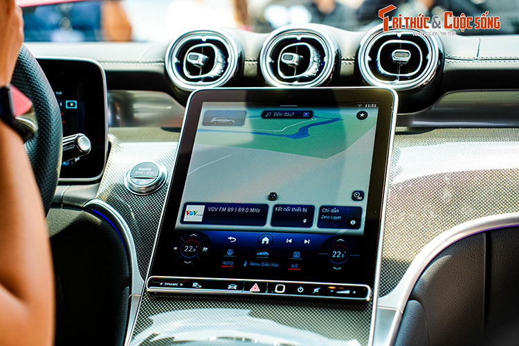 Ngoài ra Người dùng cũng sẽ được trải nghiệm công nghệ hiện đại thông qua hệ thống thông tin giải trí MBUX (Mercedes-Benz User Experience) thế hệ thứ hai với đồng hồ hiển thị dạng kỹ thuật số với một màn hình kích thước 12,3 inch hiển thị đầy đủ các thông tin về tốc độ, vòng tua, hành trình... Hệ thống giải trí sử dụng màn hình kiểu máy tính bảng với kích thước tới 11,9 inch.