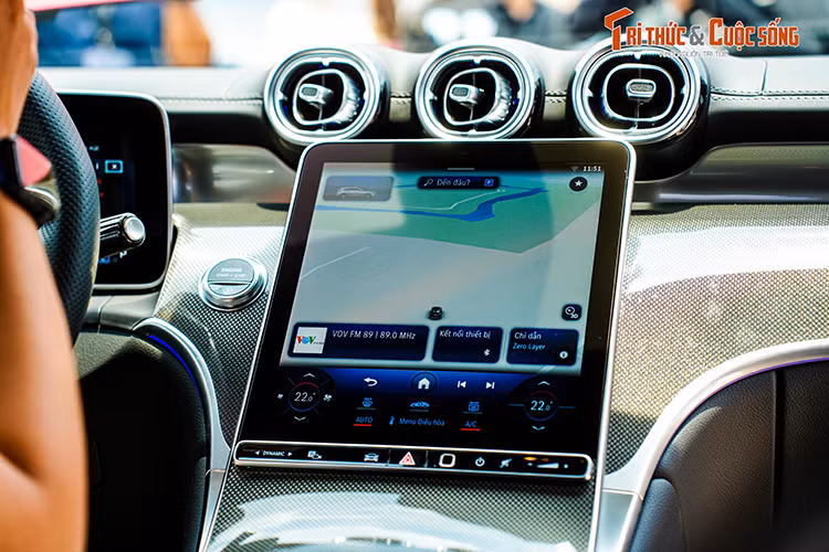 Ngoài ra Người dùng cũng sẽ được trải nghiệm công nghệ hiện đại thông qua hệ thống thông tin giải trí MBUX (Mercedes-Benz User Experience) thế hệ thứ hai với đồng hồ hiển thị dạng kỹ thuật số với một màn hình kích thước 12,3 inch hiển thị đầy đủ các thông tin về tốc độ, vòng tua, hành trình... Hệ thống giải trí sử dụng màn hình kiểu máy tính bảng với kích thước tới 11,9 inch.