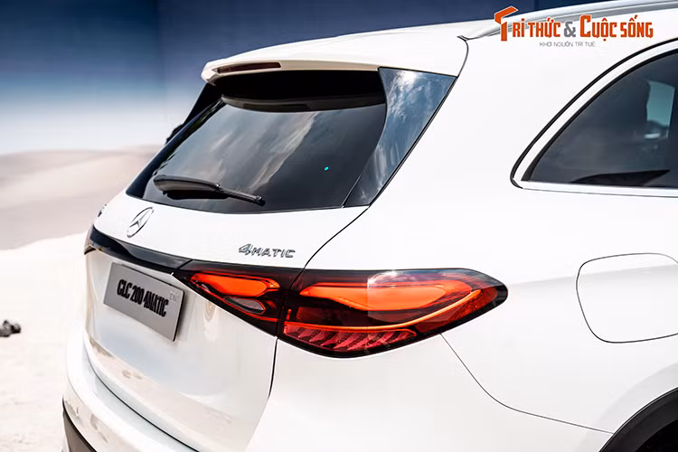 Về phía đuôi xe, mẫu SUV mới sắp tới đây sẽ vẫn giữ kiểu dáng bề thế, chắc chắn đặc trưng, nhưng có phần hiện đại hơn nhờ sự trau chuốt ở cụm đèn pha. Đèn hậu LED được thiết kế lại thanh mảnh, gọn gàng với hai thanh ngang màu đen bóng, mang đến sự mới lạ đẹp mắt.