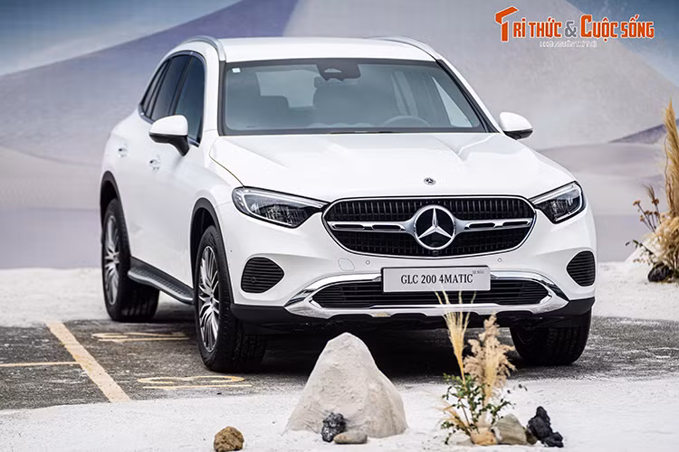 Mức giá xe Mercedes-Benz GLC 2023 cho hai phiên bản GLC 200 4MATIC và GLC 300 4MATIC 2023 được bán ra chính hãng tương ứng với 2,29 và 2,79 tỷ đồng. Như vậy, GLC 2023 thế hệ mới có giá bán cao hơn 110 triệu đồng và 160 triệu đồng so với 2 phiên bản hiện tại đang được bán với giá là 2,189 - 2,639 tỷ đồng.