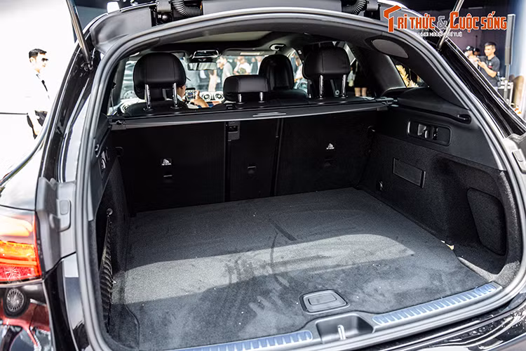 Đặc biệt, ở chế độ off-road, khách hàng sẽ hoàn toàn kiểm soát trạng thái và vận hành của xe thông qua trang bị camera 360 độ với công nghệ tiên tiến "Nắp ca-pô trong suốt" (Transparent Bonnet).