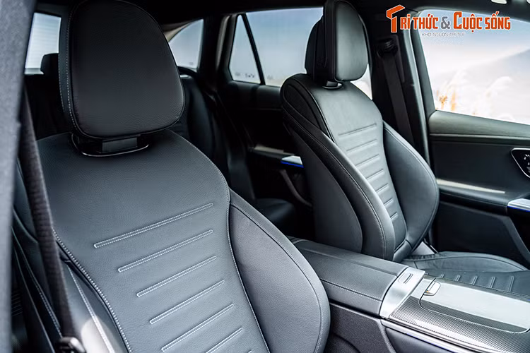 Xe được tích hợp 5 chế độ lái khác nhau, đáp ứng đa dạng nhu cầu trải nghiệm trên cụm chuyển đổi Dynamic Select. Ngoài 4 chế độ thường thấy như Comfort, Eco, Sport, Individual, nay trên GLC thế hệ mới sẽ dự kiến bổ sung thêm chế độ lái Off-road.