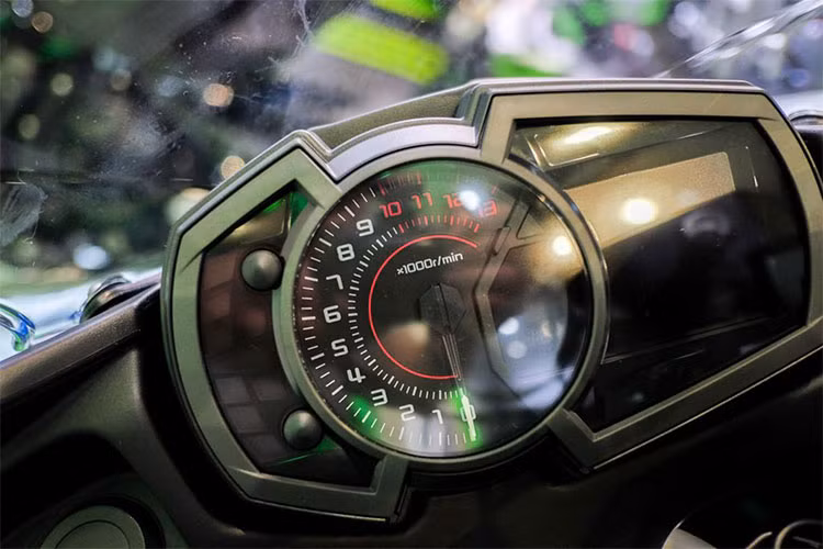 Cụm đồng hồ cỉa xe cũng đã được thay đổi trông gọn hơn nhưng vẫn hiển thị đầy đủ các thông tin cần thiết. Tay lái cũng được thiết kế hoàn toàn mới, cùm công tắc cũng được thừa hưởng từ người anh em Z650.