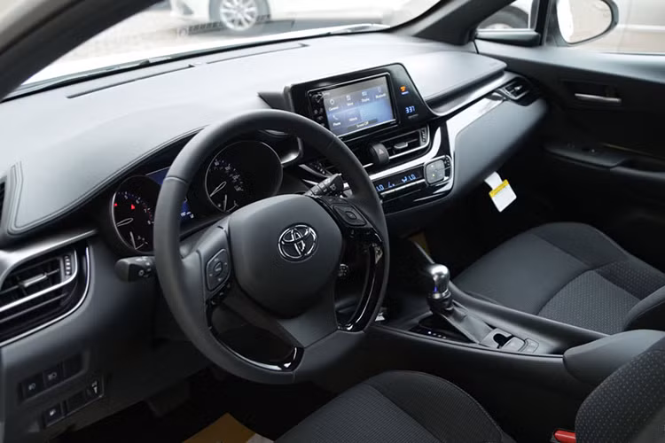 Sở hữu ngoại hình đầy tính hiện đại và cá tính, nội thất của CH-R cũng được thiết kế xứng tầm với bảng táp-lô bất đối xứng, được chia thành nhiều lớp và có số nút bấm được hạn chế tối đa. Các nút bấm này cũng được bố trí nghiêng nhẹ về phía người lái để dễ thao tác hơn.