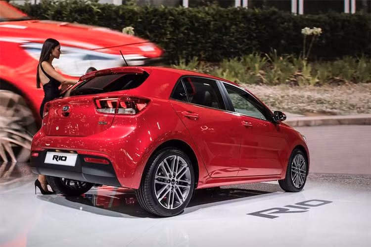 Về diện mạo bên ngoài, Rio GT-Line bản 2019 nổi bật với ngoại thất thể thao, bộ lưới tản nhiệt màu đen bóng đi kèm khung viền crôm sáng, cụm đèn pha dạng thấu kính kèm dải viền LED chiếu sáng ban ngày.